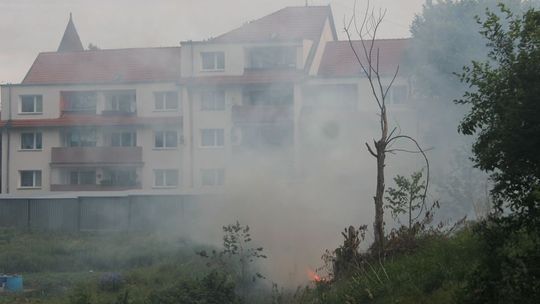 Pożar nad ranem. Miasto zasnute dymem