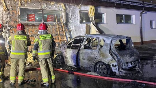 Pożar przed Dino. Samochód spłonął doszczętnie, ogień zajął elewację