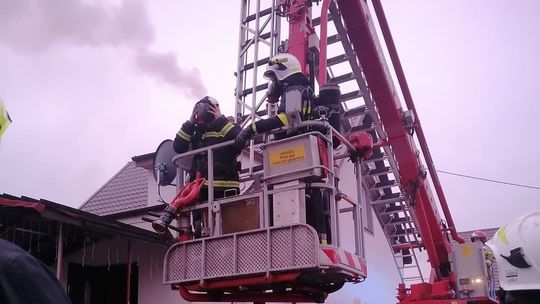 Pożar sadzy w kominie gasiły cztery zastępy strażaków [FOTO]