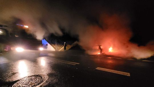 Pożar samochodu. Interweniowali strażacy i policja