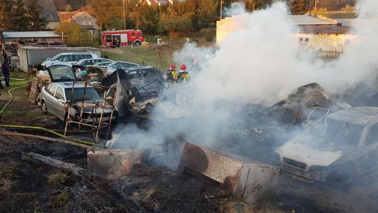 Pożar składowiska wraków samochodowych