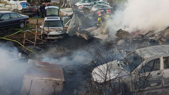 Pożar trawy i samochodów. Przeszukiwali wraki, szukając ludzi