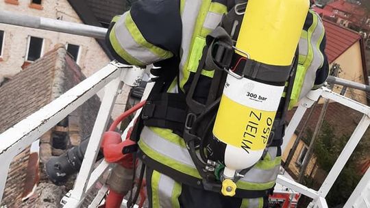 Pożar w budynku mieszkalnym gasiło siedem zastępów straży