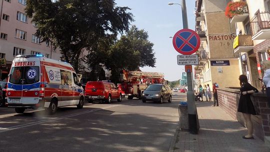 Pożar w jednej kuchni utrudnił życie w bloku i sparaliżował ruch na ulicy