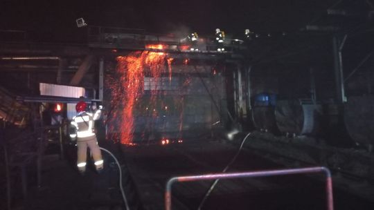 Pożar w sortowni węgla drzewnego w Gryfskandzie [ZDJĘCIA]