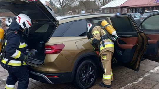 Pożar wewnątrz samochodu. Strażacy wezwani do akcji