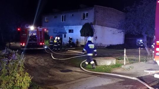 Pożar wielorodzinnego domu gasiło kilka zastępów strażaków [ZDJĘCIA]