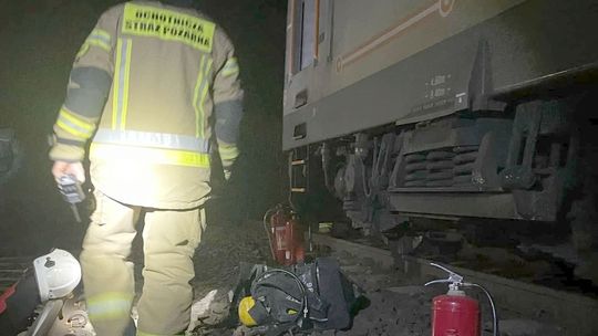 Pożar wybuchł w kabinie lokomotywy. Akcja straży pożarnej [ZDJĘCIA]