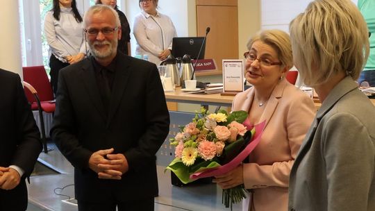 Pożegnali dyrektorkę kwiatami