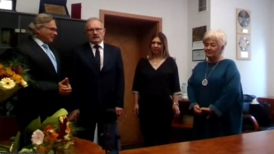 Pożegnano ich jako dyrektorów, a oni nadal pracują. Zlekceważono obostrzenia