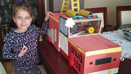 Poznawali pracę strażaków i tworzyli... deszcz w słoiku