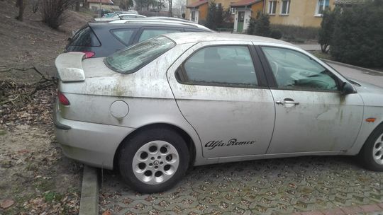 Pozostawione, od kilku lat zajmuje miejsce parkingowe