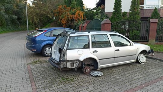 Pozostawiony na pastwę losu. Kiedy służby zajmą się wrakiem?