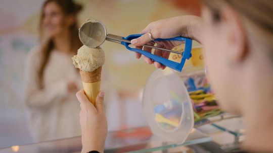 Ile można zarobić podczas wakacji w gastronomii? Gdzie są najkorzystniejsze oferty pracy i noclegów?