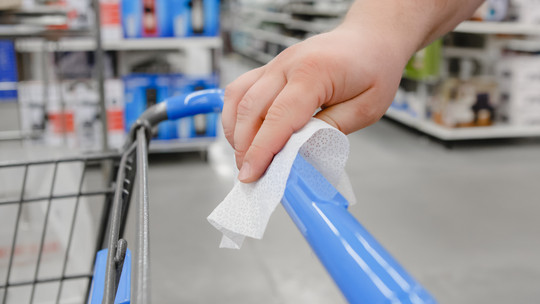 Klienci i pracownicy przyznają, że koszyki sklepowe są brudne. Sieć nie widzi problemu Klienci i pracownicy przyznają, że koszyki sklepowe są brudne. Sieć nie widzi problemu