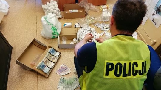 Pracownik sklepu z odżywkami dla kulturystów dorabiał nielegalnie w internecie