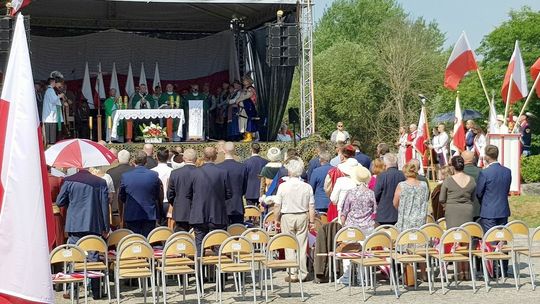 Premier i minister obrony narodowej uczestniczą w mszy św. polowej pod Górą Czcibora Premier i minister obrony narodowej uczestniczą w mszy św. polowej pod Górą Czcibora