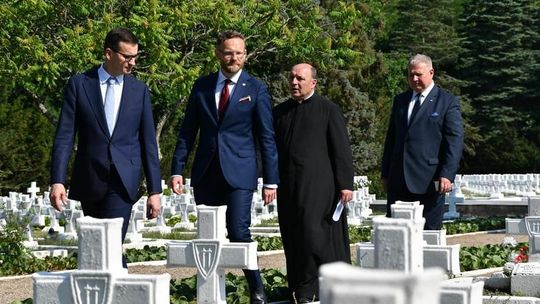 Premier najpierw odwiedził cmentarz wojenny