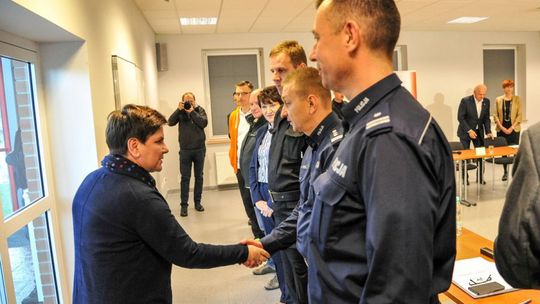 Premier Szydło i minister MSWiA Błaszczak podziękowali służbom za usuwanie skutków działania orkanu Ksawery 