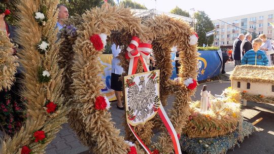 Prezentacja wieńców dożynkowych podczas archidiecezjalnych dożynek w Gryfinie [FOTO]