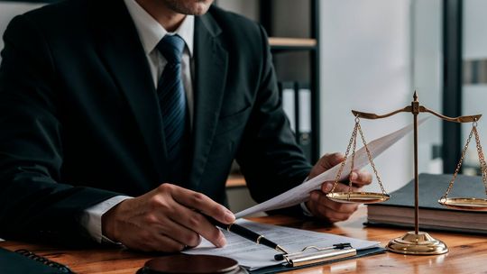 Prezydent Nawrocki ułaskawia, Polacy oceniają: Wyniki sondażu nie pozostawiają złudzeń co do prawa łaski