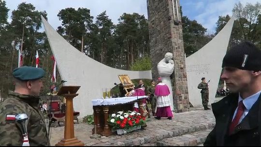 Prezydent Andrzej Duda ratuje obraz Matki Boskiej Królowej Pokoju [film, zdjęcia]