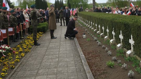 Prezydent zapalił znicz na grobie nieznanego żołnierza