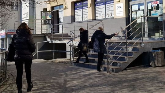 Problem z windą w przychodni po godzinie 15. Jak mają poradzić sobie starsi pacjenci?