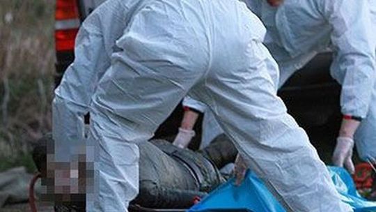 Proboszcz zadał cios siekierą i podpalił. Mężczyzna wtedy jeszcze żył