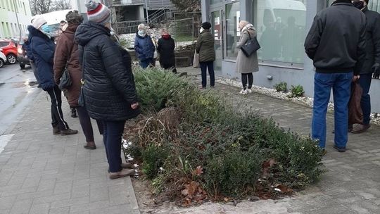 Proszę zrobić odstępy, bo zadzwonię do sanepidu! - tak ostrzeżono klientów banku