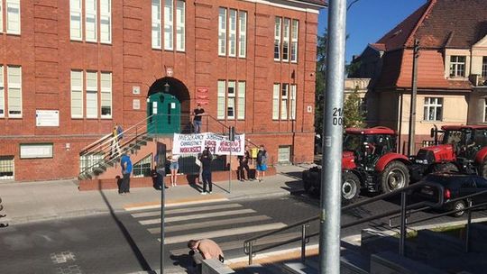 Protestowali pod starostwem w Gryfinie. Wojna o znak i drogę Protestowali pod starostwem w Gryfinie. Wojna o znak i drogę