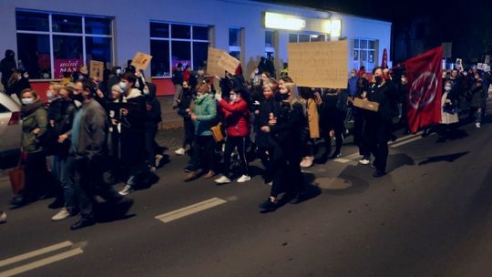 Protestują przeciw PiS i wyrokowi Trybunału Konstytucyjnego [WIDEO]
