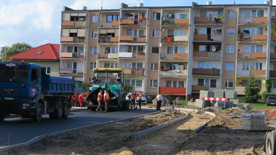 Pryzmy piachu na chodniku usunięte. Skuteczna interwencja igryfino