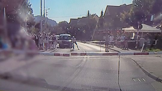 Przebiegli przez tory po zamknięciu szlabanu. Opiekunom dzieci grożą surowe konsekwencje