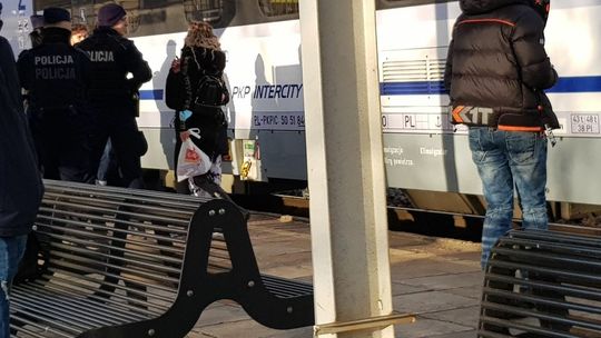 Przechodził przez tory. Dostał mandat