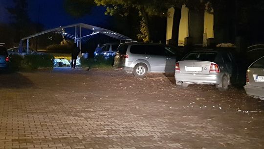 Przed bramą cmentarza kupisz kwiaty i znicze