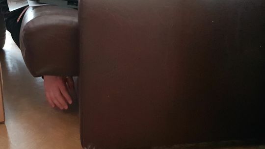 Przed policjantami schował się w kanapie