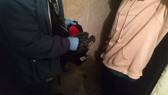 Przed policjantami schowała się w piwnicy pod starymi ubraniami