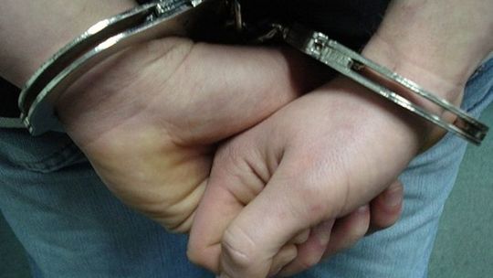 Przed policjantami ukrył się w szafie