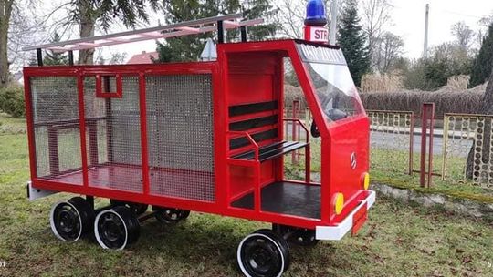 Przed remizą stanął wóz strażacki na... nakrętki Przed remizą stanął wóz strażacki na... nakrętki