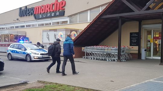 Przed sklepem stali, mandaty wypisywali