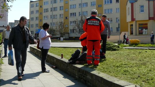 Przed targowiskiem leżał mężczyzna
