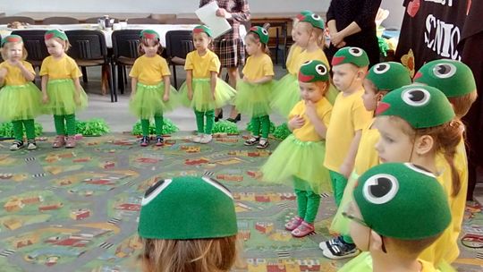 Przedszkolaki i koło gospodyń z niespodzianką dla seniorów Przedszkolaki i koło gospodyń z niespodzianką dla seniorów