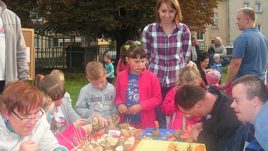 Przedszkolaki pieką ziemniaki