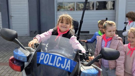 Przedszkolaki w gryfińskiej komendzie. Dzieci poznały tajniki policyjnej pracy
