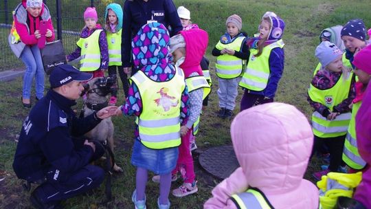 Przedszkolaki zaprzyjaźniły się z policyjnym psem