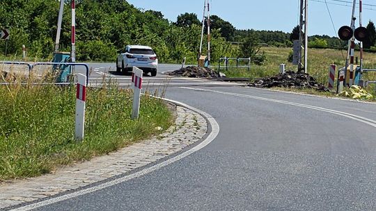 Przejazd otworzyli, a hałdy asfaltu zostawili