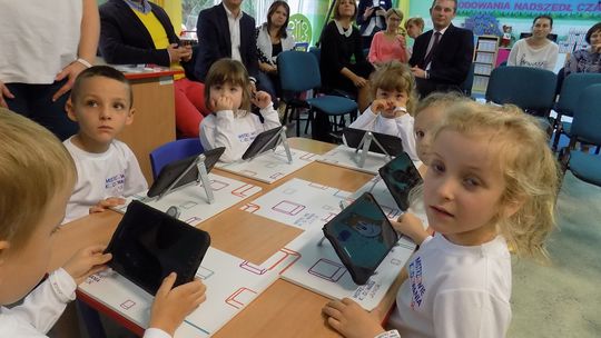 Przejęte przedszkolaki używają tabletów