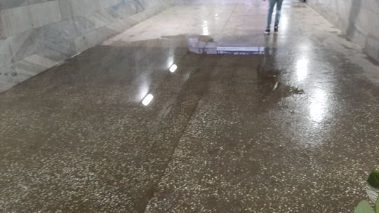 Przejście koło dworca tylko w gumowcach