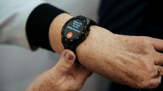 Przekażą seniorom opaski bezpieczeństwa. Pomysł władz gminy budzi kontrowersje Przekażą seniorom opaski bezpieczeństwa. Pomysł władz gminy budzi kontrowersje